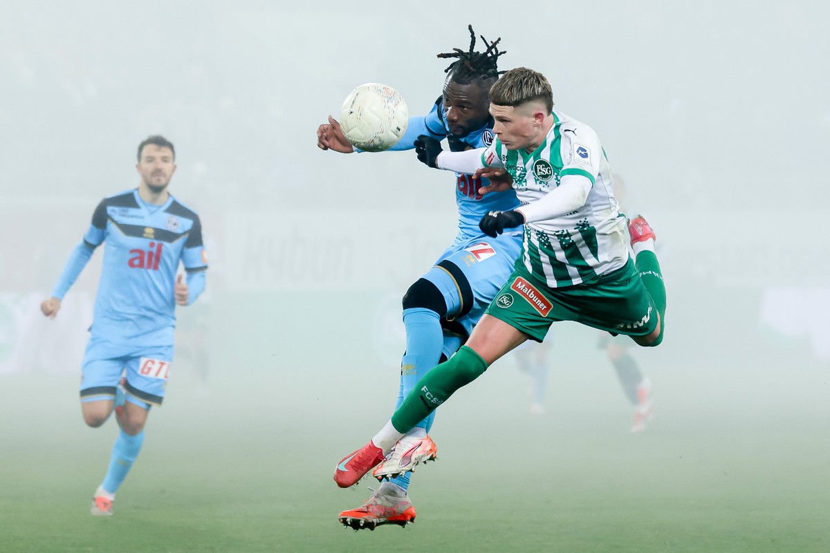 Kevin Csoboth (SG), rechts, gegen Zachary Brault-Guillard (LUG) waehrend dem Meisterschaftsspiel der Super League zwischen dem FC St. Gallen und dem FC Lugano am Mittwoch, 5. Februar 2025, im Stadion  ...