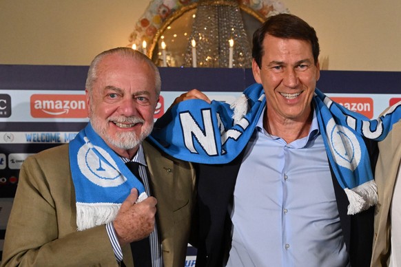 epa10700370 New SSC Napoli head coach Rudi Garcia (R) poses with SSC Napoli President Aurelio De Laurentiis at a press conference in Naples, Italy, 19 June 2023. EPA/CIRO FUSCO