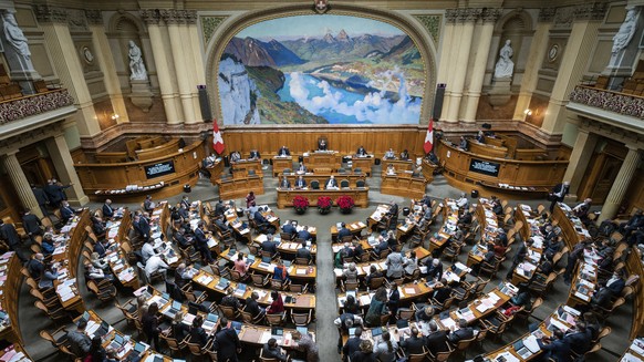 View from the audience tribune into the hall, at the winter session of the federal councils, on Tuesday, November 30, 2021 in the National Council in Bern.  At the end of the first week of sessions, due to the ...