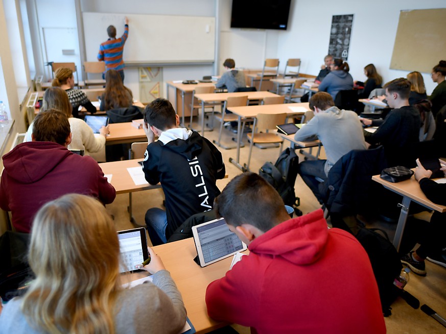 Welche Berufsw�nsche Jugendliche haben, h�ngt auch von ihrer Schullaufbahn ab. Jugendliche, die das Gymnasium absolvieren, w�nschen sich Berufe mit h�herem sozialen Status als Jugendliche in einer Ber ...