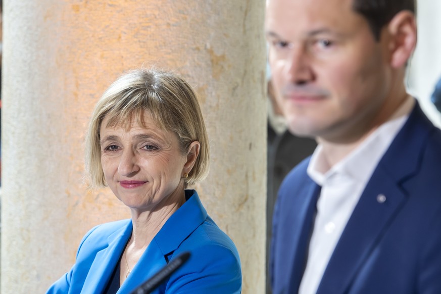 La candidate Fabienne Fischer, gauche, (Les Verts) et le candidat Pierre Maudet, droite, (Libertes et Justice Sociale) s&#039;exprime a l&#039;occasion des resultats au premier tour de l&#039;election ...