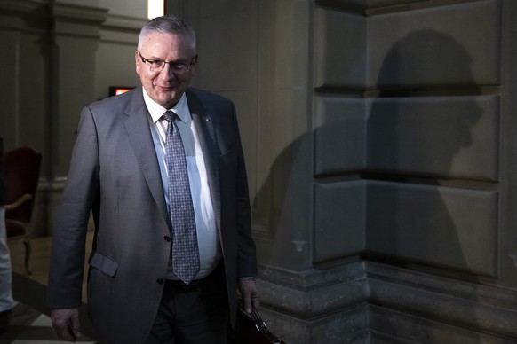 Nationalrat Andreas Glarner (SVP-AG), verlasst das Bundeshaus nach seiner Anhoerung bei der Kommission fuer Rechtsfragen des Staenderats (RK-SR) am Freitag, 27. Juni 2025, im Bundeshaus in Bern. Die K ...