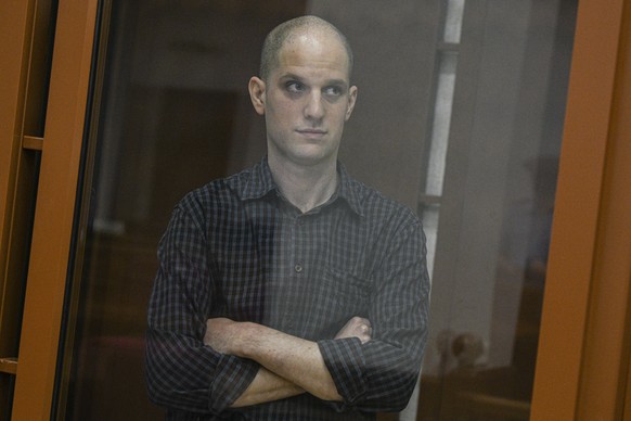 epaselect epa11438405 WSJ correspondent Evan Gershkovich stands in a glass cage prior to a hearing in Yekaterinburg&#039;s Sverdlovsk Regional Court, Yekaterinburg, Russia, 26 June 2024. Evan Gershkov ...