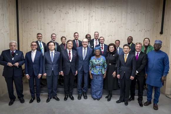 KEYPIX - Switzerland's Federal President Guy Parmelin, center left, and World Trade Organization (WTO) Director-General Ngozi Okonjo-Iweala, center right, pose with participants for a group photo ...
