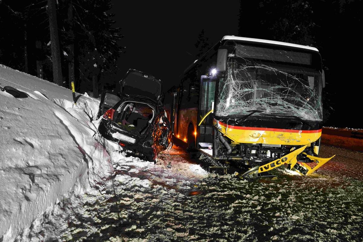 Am Freitag (4. Februar 2022) kam es auf der Julierstrasse in Lenzerheide zu einem Verkehrsunfall zwischen einem Personenwagen und einem Postauto. Dabei wurden die Insassen vom Personenwagen tödlich ve ...