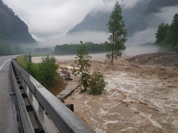 Die von den Wassermassen bedrohte A13 bei Soazza