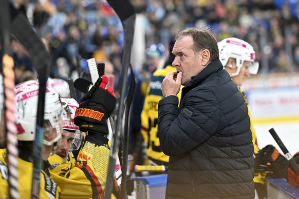 Head Coach Heinz Ehlers (SCB) hinter der Bande, im Eishockey Spiel der National League zwischen HC Davos, HCD und SC Bern, SCB, am Sonntag, 12. Oktober 2025, in der zondacrypto-Arena in Davos. (KEYSTO ...