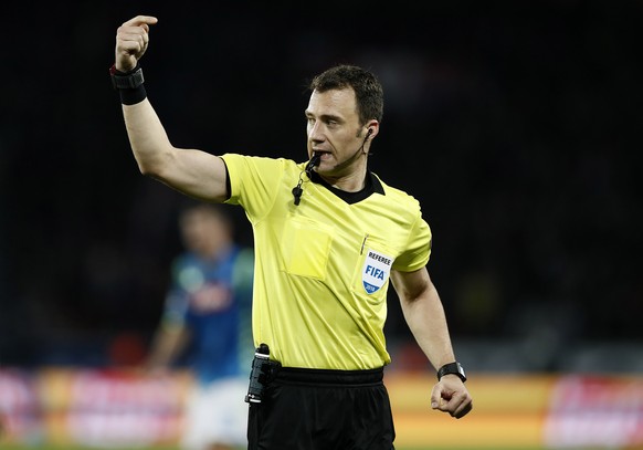 epa07117666 German referee Felix Zwayer gestures during the UEFA Champions League Group C soccer match between Paris Saint Germain and SSC Napoli at the Parc des Princes stadium in Paris, France, 24 O ...