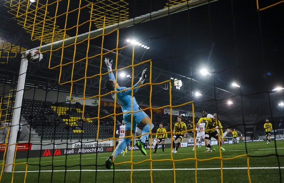 FC Luzerns Ibrahima Ndiaye, 3. rechts, schiesst das 1:0 gegen FC Schaffhausens Torhueter Francesco Ruberto, links, im Schweizer Fussball Cup 1/8 Finalspiel zwischen dem FC Schaffhausen und dem FC Luze ...