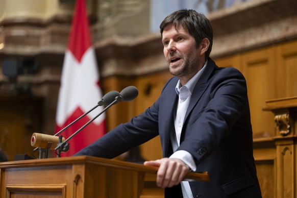 Nationalrat Kilian Baumann, GP-BE, spricht waehrend der Debatte ueber die Volksinitiative "Fuer eine Einschraenkung von Feuerwerk", waehrend der Wintersession der Eidgenoessischen Raete, am  ...