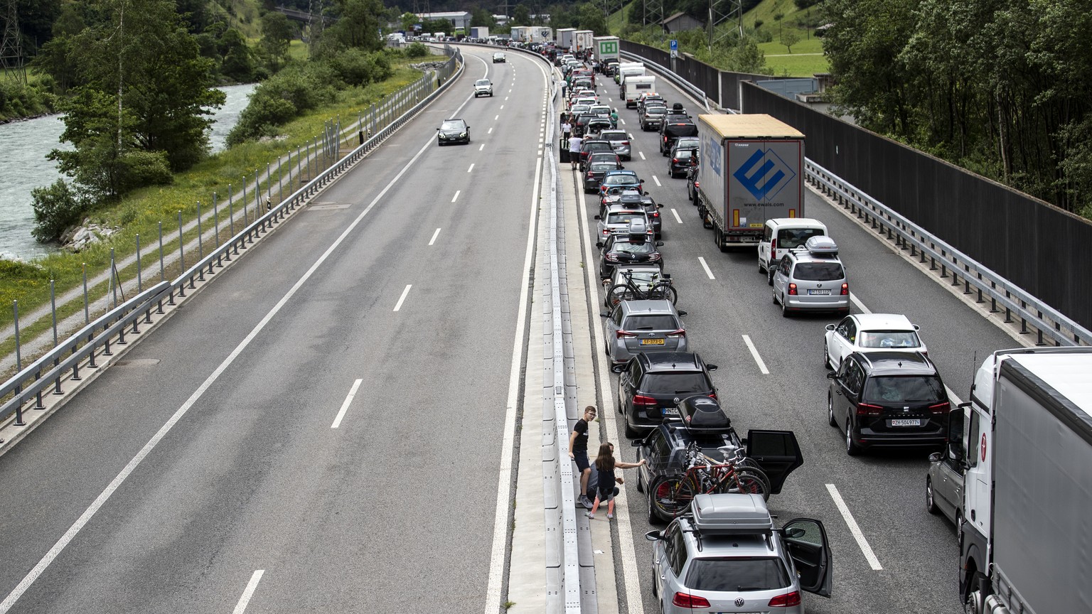 ZU PFINGSTEN UND AUFFAHRT: ARCHIVBILD ZUM VERLGEICH DES OSTERSTAUS AM GOTTHARD VON 2019 MIT DEM VERKEHRSAUFKOMMEN VON 2020, AM DONNERSTAG, 9. APRIL 2020 - Stau vor dem Gotthard in Silenen Richtung Sue ...