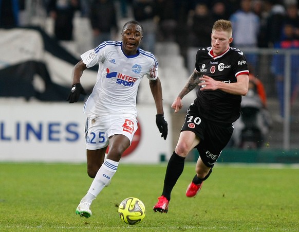 Marseille&#039;s French midfielder Giannelli Imbula, left, challenges for the ball with Reims&#039; forward Gaetan Charbonnier, during the League One soccer match between Marseille and Reims, at the V ...