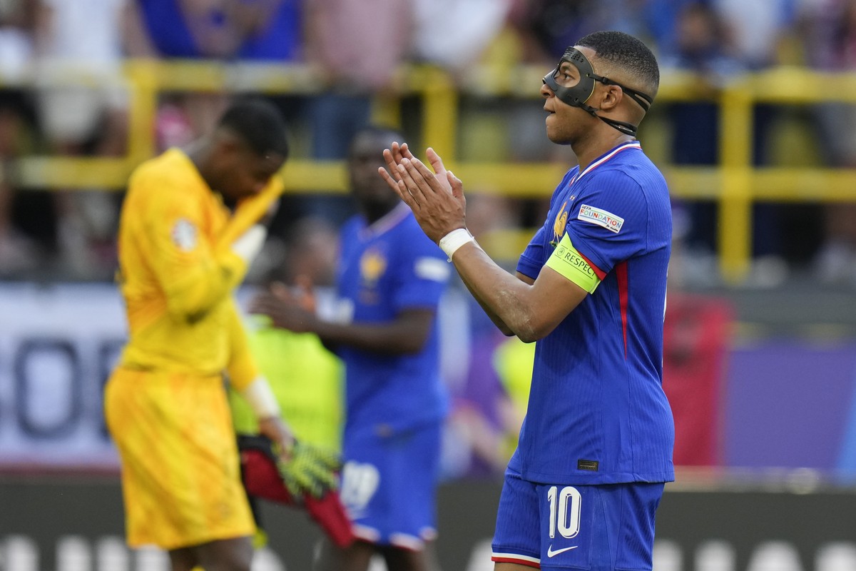 Kylian Mbappe of France applauds on the pitch after a Group D match between France and Poland at the Euro 2024 soccer tournament in Dortmund, Germany, Tuesday, June 25, 2024. (AP Photo/Hassan Ammar)
