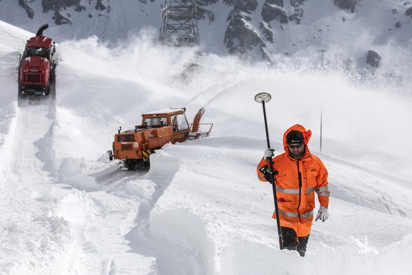 Werner Gnos mit einem GPS Vermessungsgeraet bei den Schneeraeumungsarbeiten auf dem Gotthard Pass am Montag, 6. Mai 2019. Der Gotthard Pass soll Ende Mai 2019 wieder fuer den Verkehr geoeffnet werden. ...