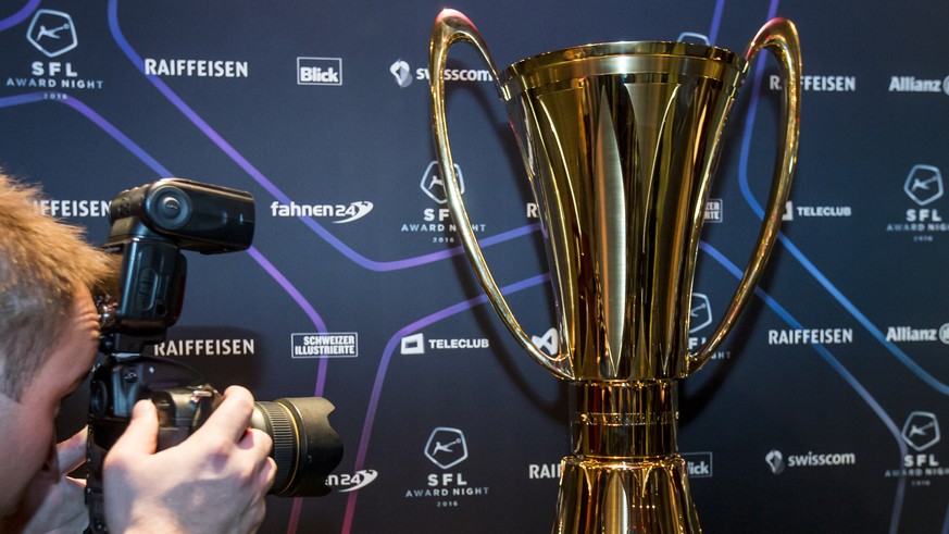 Der neue Pokal wird fotografiert anlaesslich der 3. SFL Award Night am Montag, 1. Februar 2016, im KKL in Luzern. (KEYSTONE/Alexandra Wey)

The new Cup is seen at the SFL (Swiss Football League) Award ...