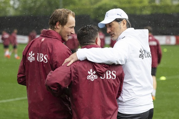 Skifahrer Marco Odermatt, links, Xherdan Shaqiri, Mitte, und Trainer Murat Yakin im Training der Schweizer Fussball Nationalmannschaft im Vorbereitungscamp zur Europameisterschaft, am Freitag, 31. Mai ...