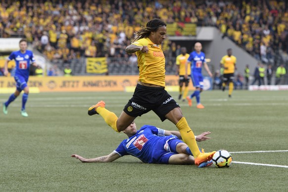 YBs Kevin Mbabu, links, gegen Luzerns Claudio Lustenberger, rechts, im Fussball Meisterschaftsspiel der Super League zwischen dem BSC Young Boys und dem FC Luzern, im Stade de Suisse in Bern, am Samst ...