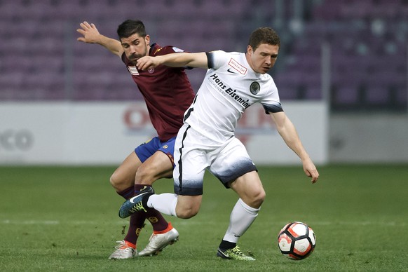 Servette&#039;s forward Matias Vitkieviez , left, fights for the ball with Wil&#039;s defender Silvano Schaeppi, right, during the Challenge League soccer match of Swiss Championship between Servette  ...