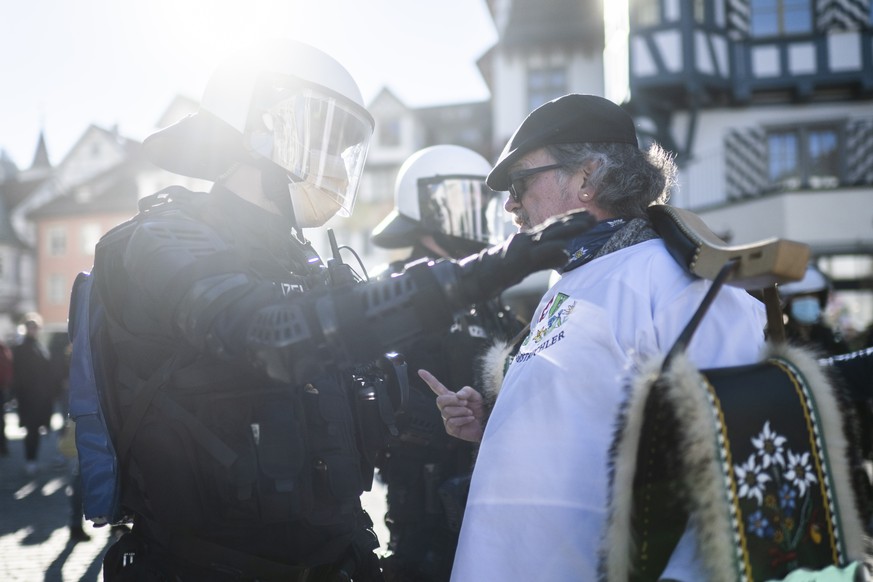 Freiheitstrychler werden von der Polizei eingekesselt an einer nicht bewilligten Demonstration, am Samstag, 5. Februar 2022, in St. Gallen. (KEYSTONE/Stringer)
