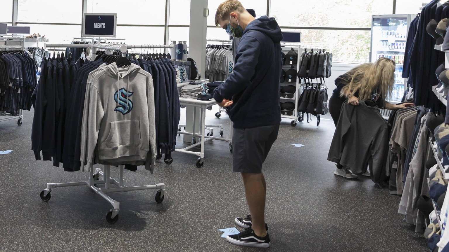 IMAGO / ZUMA Wire

August 21, 2020, Seattle, Washington, USA: Fans shop for team gear during the grand opening of the Seattle Kraken flagship store in Seattle on Friday, August 21, 2020. The store ope ...