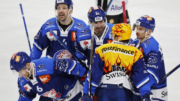 Zuerichs Yannick Weber, links, jubelt mit Team Kollegen nach seinem Tor zum 1:0, im Eishockeyspiel der National League zwischen den ZSC Lions und dem HC Fribourg Gotteron am Dienstag, 30. November 202 ...