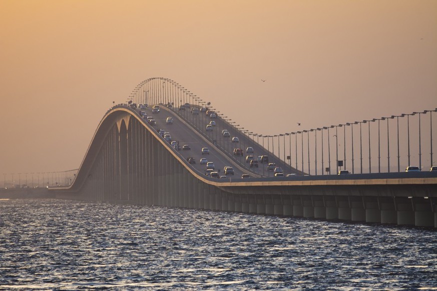cross Bahrain Saudi border, CAUSEWAY ISLAND, BAHRAIN - Brücke in Saudi-Arabien, kürzeste Grenze der Welt