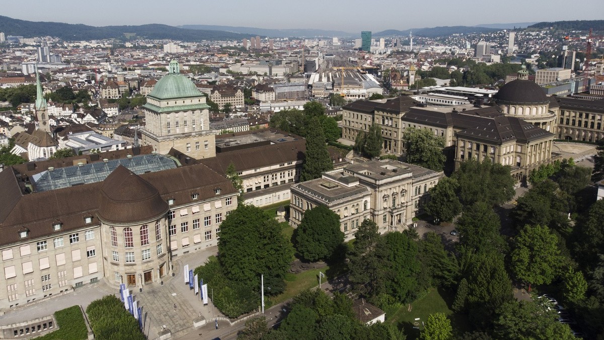 Das Hauptgebaeude der Universitaet Zuerich, links, und das der ETH Zurich, rechts, fotografiert am 25. Juni 2019. (KEYSTONE/Christian Beutler)