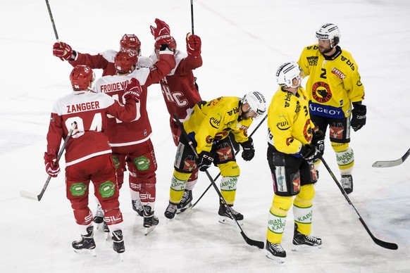 Joie des joueurs lausannois apres le 2:1 marque par l&#039;attaquant lausannois Etienne Froidevaux, a cote de la deception des joueurs bernois, droite, lors de la rencontre du championnat suisse de ho ...