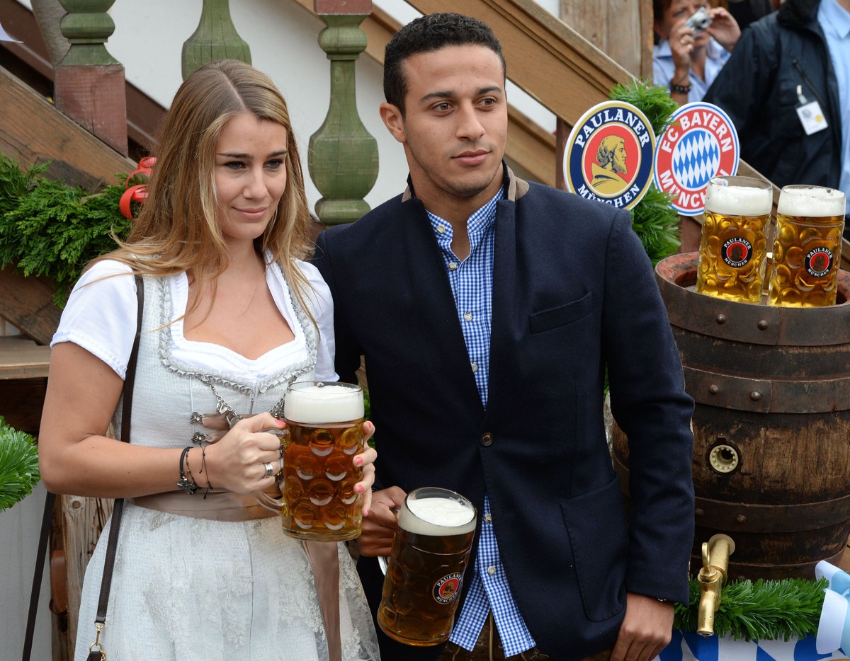 Der verletzte Thiago Alcantara hat seine Freundin&nbsp;Julia Vigas mitgebracht.