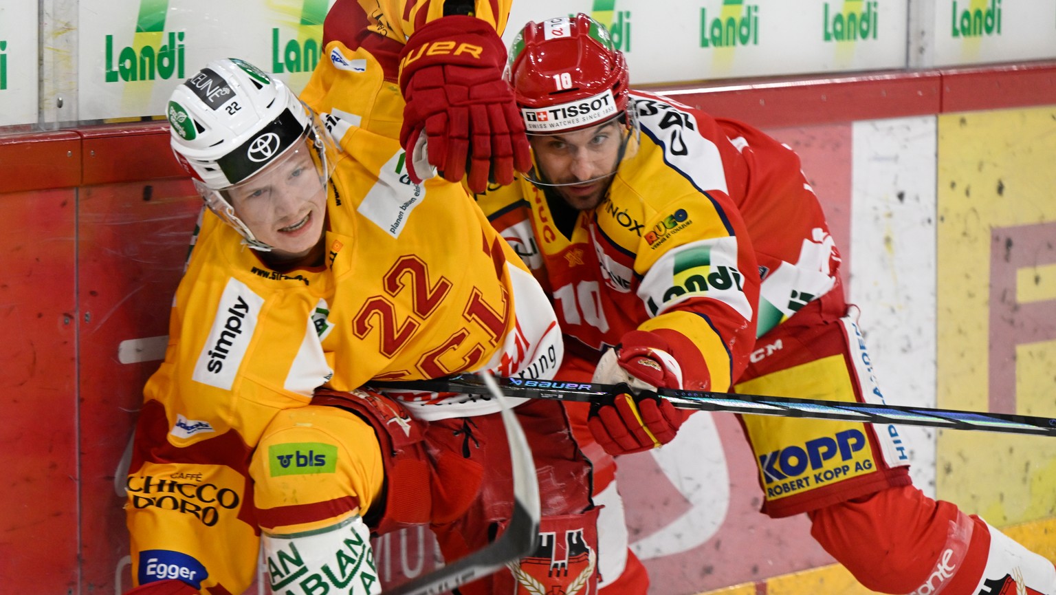 Biels Luca Cunti, rechts, im Kampf um den Puck gegen Tigers Joel Salzgeber, links, beim Eishockey-Qualifikationsspiel der National League zwischen dem EHC Biel und den SCL Tigers, am Sonntag, 28. Janu ...