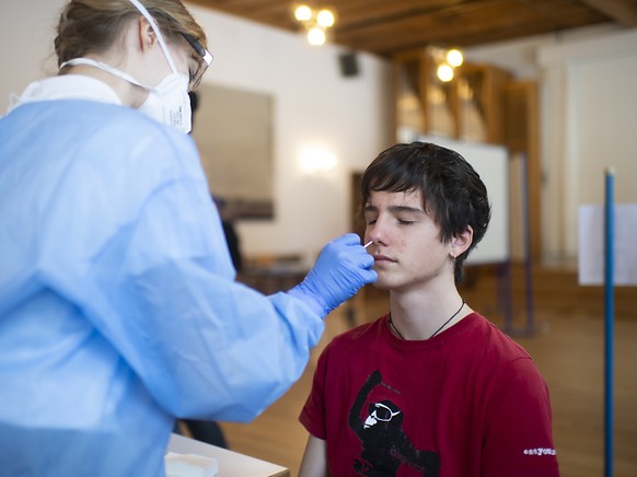 Ein B�ndner Sch�ler unterzieht sich einem PCR-Test. (Themenbild)