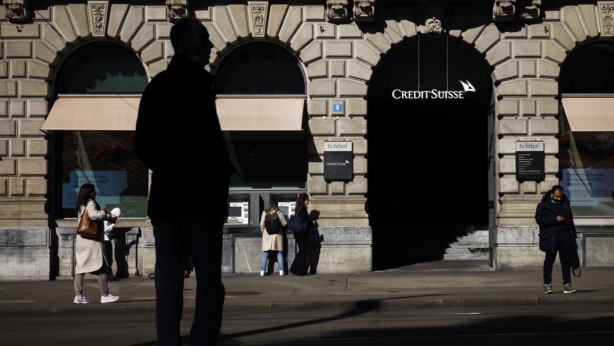 Passanten gehen am Credit Suisse Hauptsitz am Zuercher Paradeplatz vorbei, aufgenommen am Donnerstag, 10. Februar 2022 in Zuerich. (KEYSTONE/Michael Buholzer)
