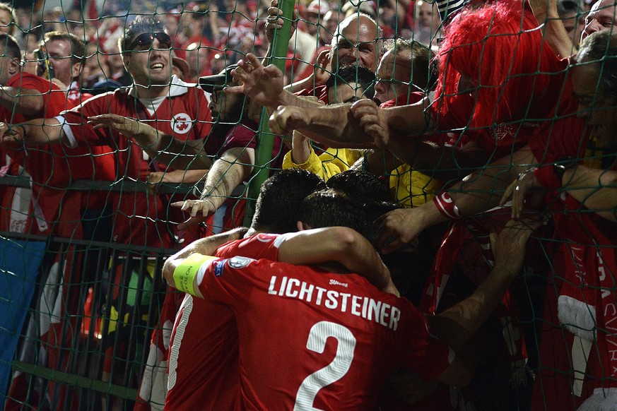 Jubelszenen mit den mitgereisten Fans: Lichtsteiner und Co. erkämpfen sich in Vilnius einen 2:1-Sieg.