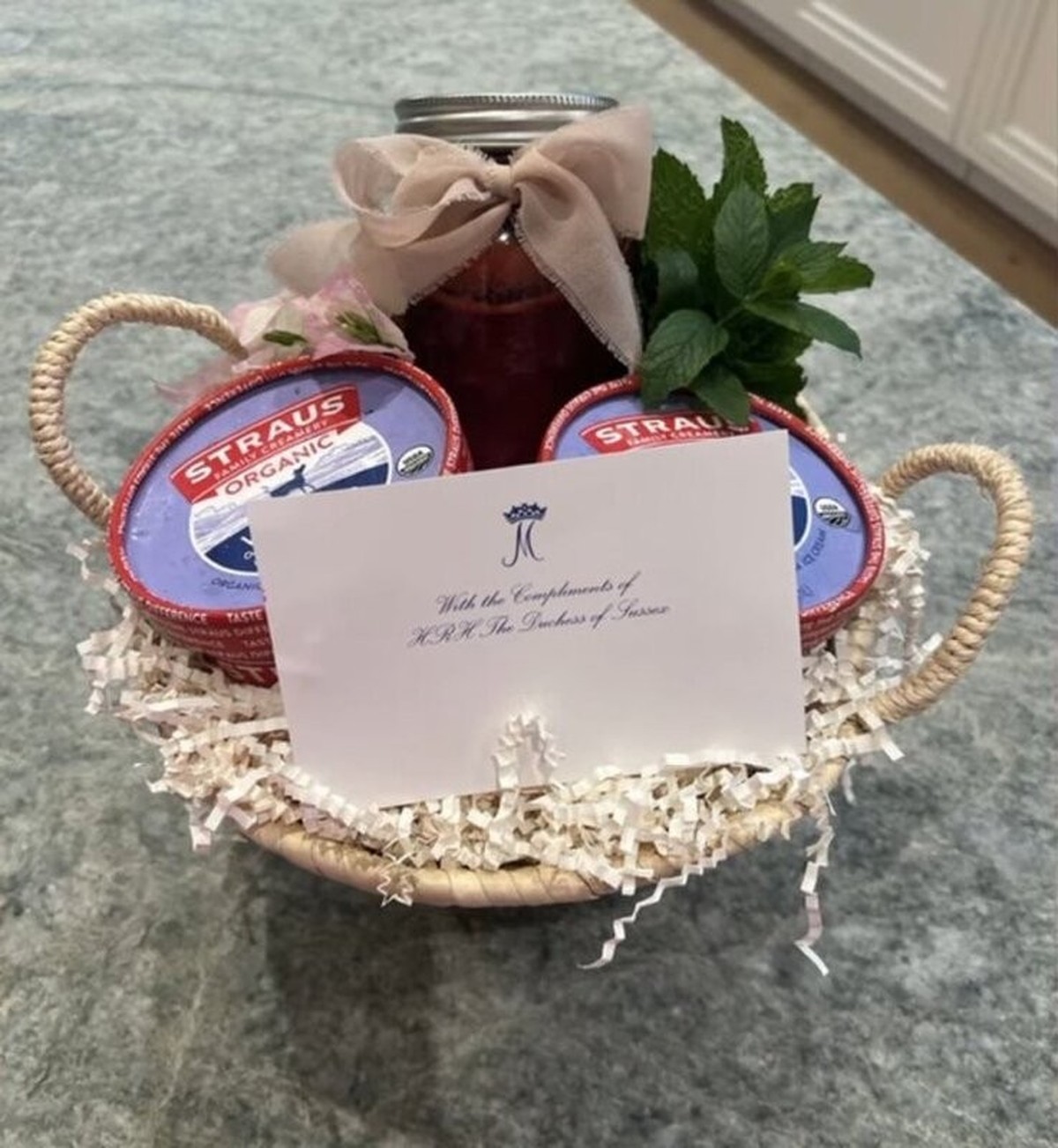 Le panier-cadeau a été envoyé à l'ami de Meghan, la PDG d'IT Cosmetics Jamie Kern Lima.
