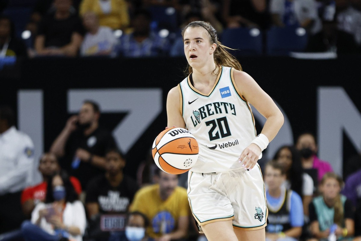 WNBA, Basketball Damen, USA Playoffs-New York Liberty at Chicago Sky, Aug 17, 2022 Chicago, Illinois, USA New York Liberty guard Sabrina Ionescu 20 brings the ball up court against the Chicago Sky dur ...