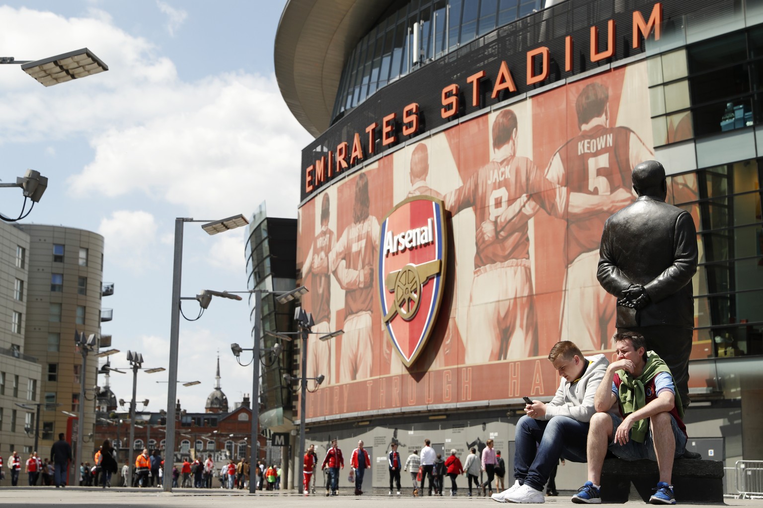 Arsenal-Fans vor dem Emirates-Stadion.