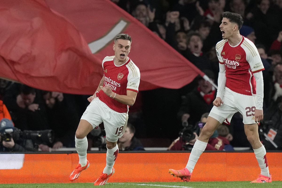 Arsenal's Leandro Trossard, left, celebrates with Arsenal's Kai Havertz, right, after scoring his side's second goal during the Champions League quarter final first leg soccer match bet ...