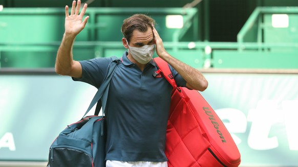 16.06.2021, Nordrhein-Westfalen, Halle: Tennis: ATP-Tour Einzel, Herren, Achtelfinale, Auger-Aliassime (Kanada) - Federer (Schweiz). Roger Federer winkt nach der Niederlage. Foto: Friso Gentsch/dpa ++ ...