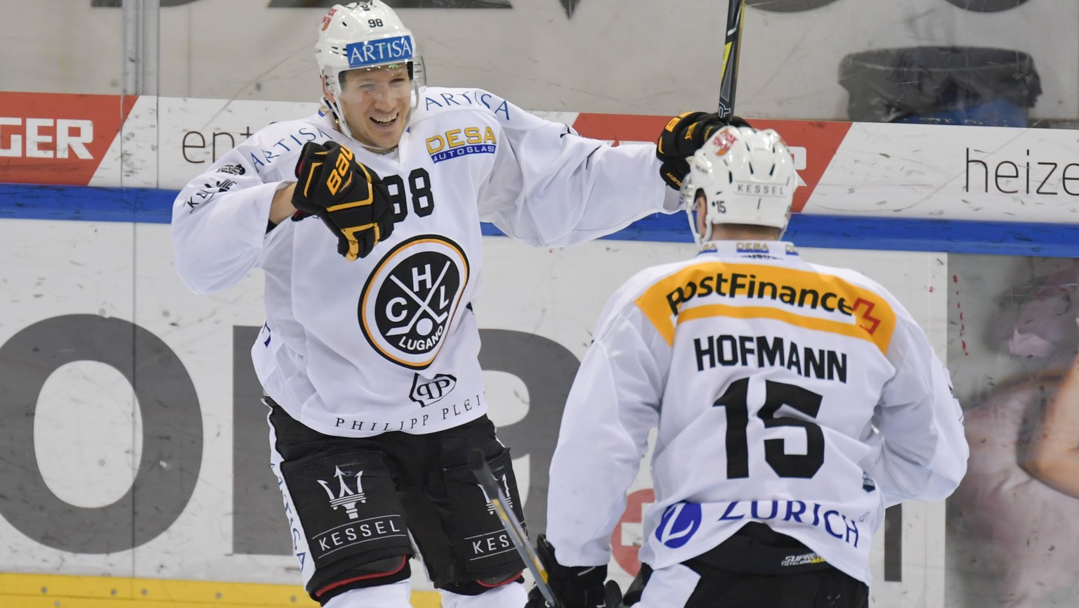 Jubel von Lugano`s Damien Brunner, links, und Gregory Hofmann (Torschuetze), rechts, nach ihrem Treffer zur 0:1 Fuehrung, beim Eishockey Meisterschaftsspiel in der Qualifikation der National League zw ...