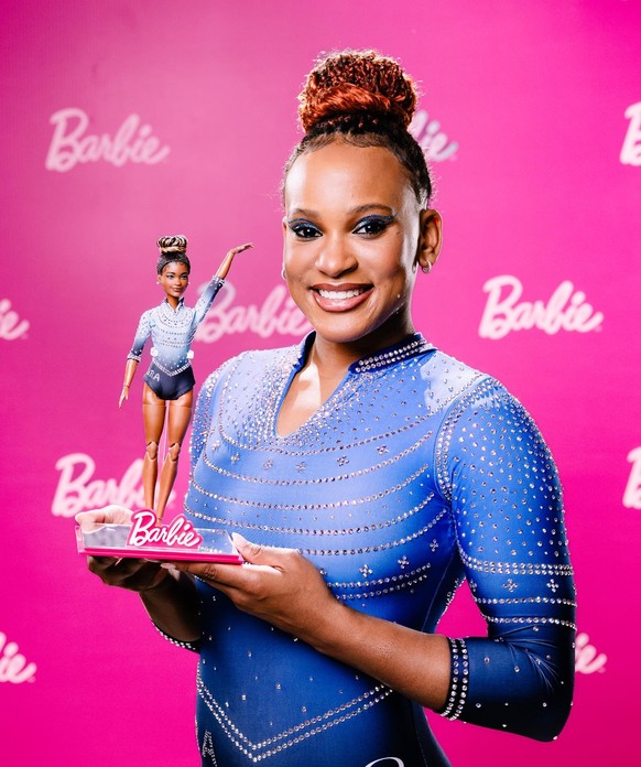 Rebeca Andrade mit ihrer Barbie-Puppe zum 65. Jubiläum von Barbie.