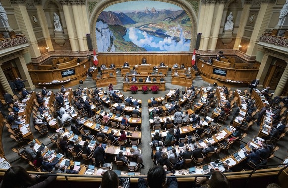 Blick von der Zuschauertribuene in den Saal, an der Wintersession der Eidgenoessischen Raete, am Dienstag, 30. November 2021 im Nationalrat in Bern. Am Ende der ersten Sessionswoche werden aufgrund de ...