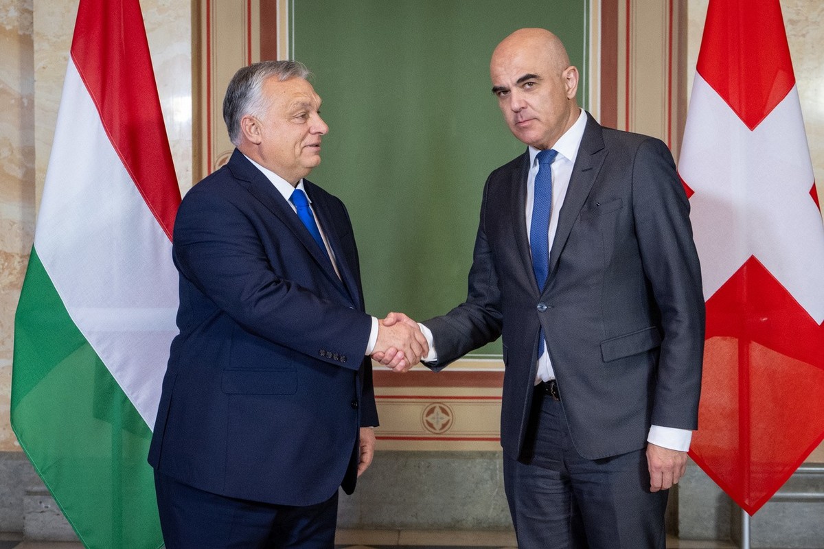 Switzerland's President Alain Berset, right welcome Hungary's Prime Minister Viktor Orban, left, during a visit of courtesy, in Bern, Switzerland, Tuesday, November 21, 2023. (KEYSTONE/POOL/ ...