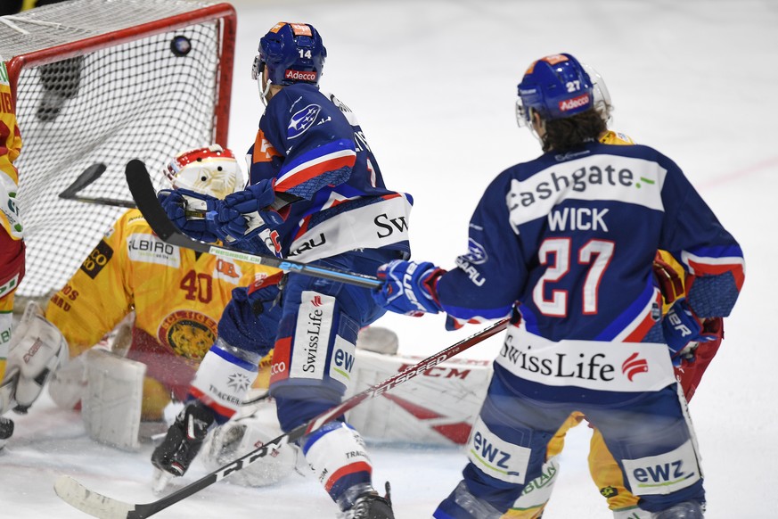 Der Zuercher Chris Baltisberger schiesst das 2-1fuer die Lions beim Eishockeyspiel der National League ZSC Lions gegen die SCL Tigers in Zuerich am Dienstag, 14. Januar 2020. (KEYSTONE/Walter Bieri)