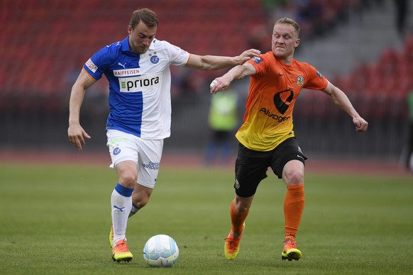 epa05435410 Grasshopper Club Zuerich midfielder Runar Mar Sigurjonsson (L) fights for the ball against KR Reykjavik midfielder Michael Praest during the UEFA Europa League second qualifying round seco ...