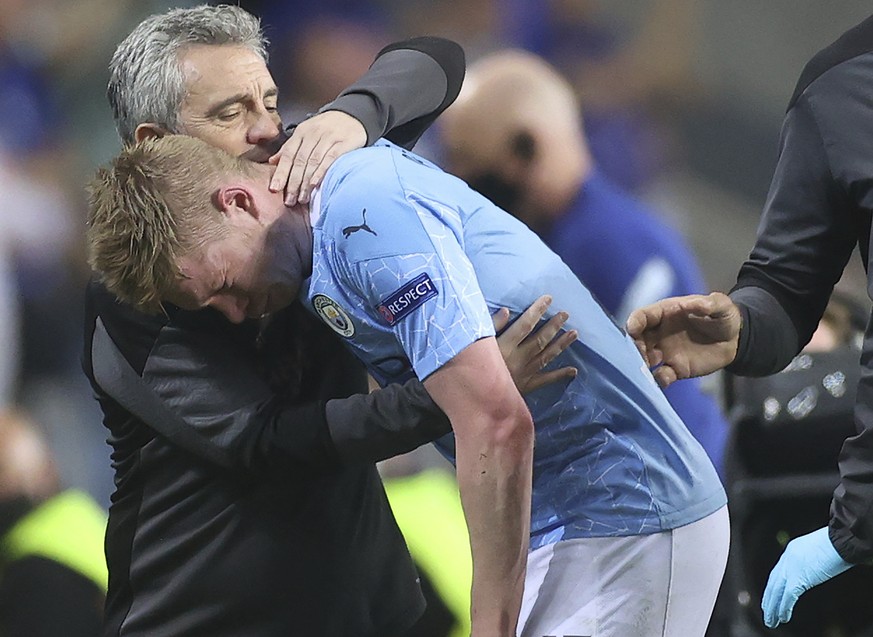 Manchester City&#039;s Kevin De Bruyne grimaces as he leaves the pitch during the Champions League final soccer match between Manchester City and Chelsea at the Dragao Stadium in Porto, Portugal, Satu ...