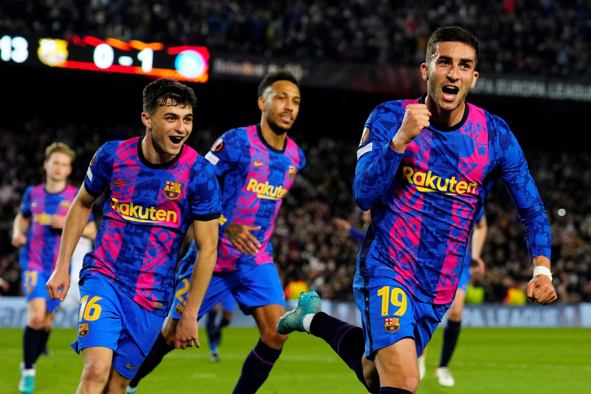 epa09767305 FC Barcelona's striker Ferran Torres (R) celebrates after scoring the 1-1 tier during the UEFA Europa League play-off first leg soccer match between FC Barcelona and SSC Napoli at Cam ...