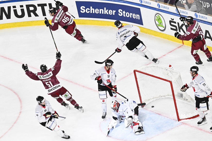 epa10382751 Sparta&#039;s David Tomasek (up) celebrates after scoring 3-4 versus Oerebro&#039;s goalkeeper Jhonas Enroth during the match between Czech Republic&#039;s HC Sparta Praha and Sweden&#039; ...