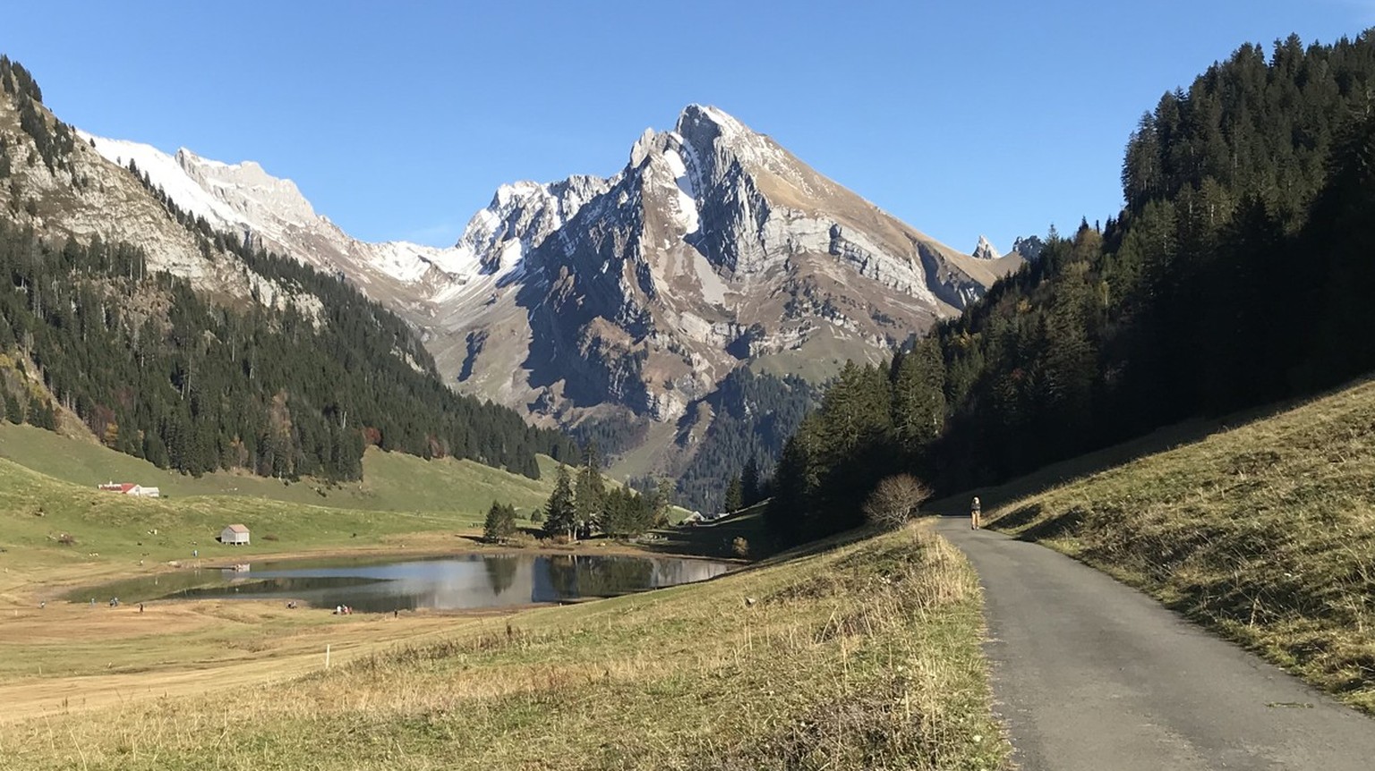 Velotour im goldenen Oktober: An den Gräppelensee mit dem Wildhauser Schafberg im Hintergrund