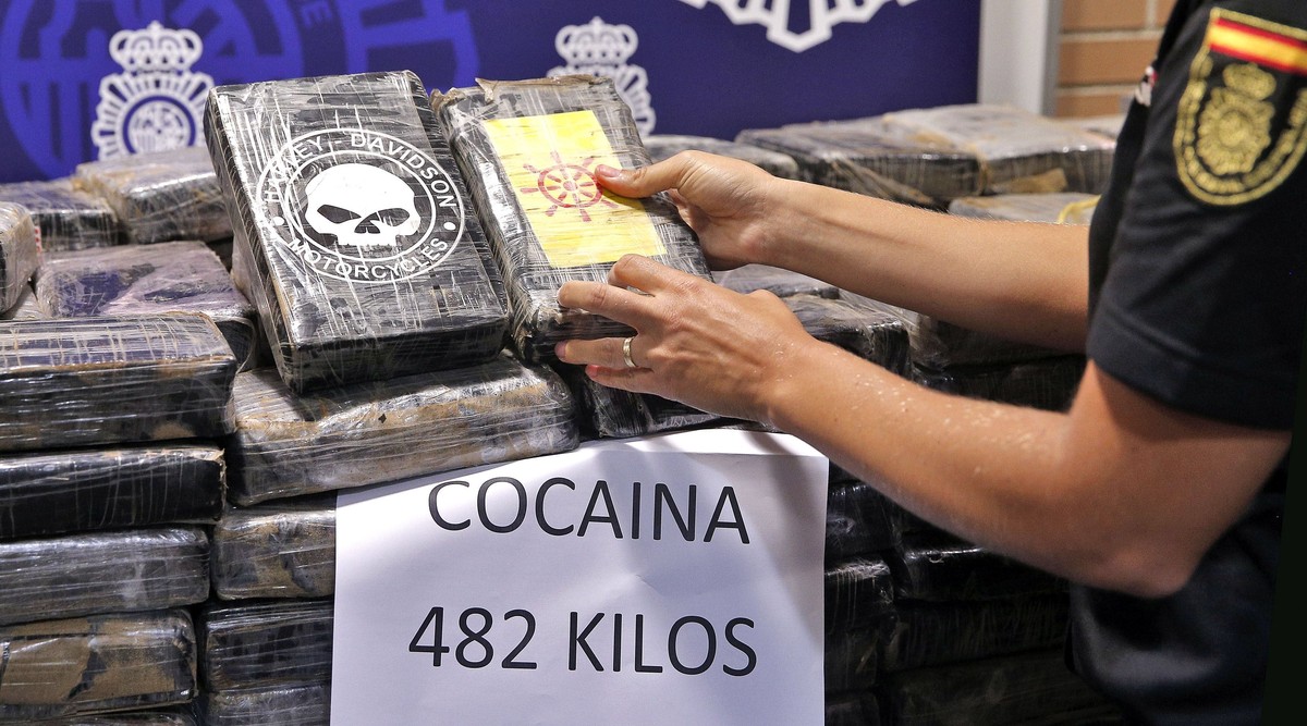 epa06131952 A policeman shows some of the 482kg of cocaine seized in Valencia, Spain, 08 August 2017. The police detained a man driving a van after he skipped a police control in Xirivella, Valencia,  ...