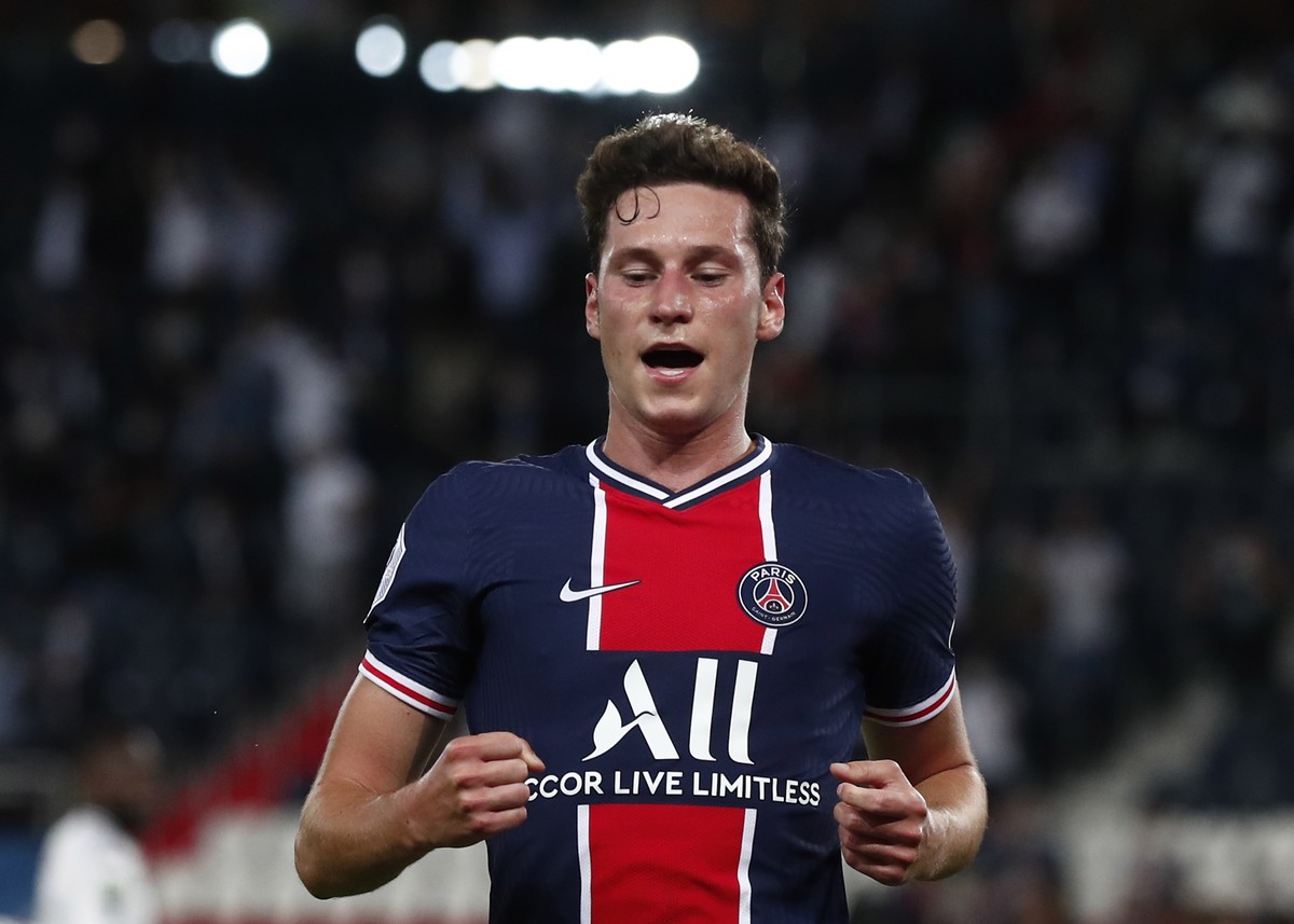 epa08674462 Paris Saint Germain's Julian Draxler celebrates scoring the opening goal during the French Ligue 1 soccer match between Paris Saint Germain and FC Metz, in Paris, France, 16 September ...